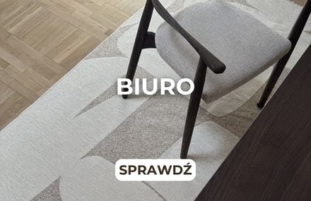 Biuro &ndash; jasny dywan pod biurkiem w domowym gabinecie